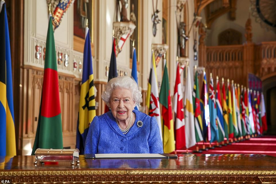 Кралицата с ключов призив часове преди бомбастичната изповед на Хари и Меган ВИДЕО