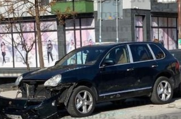 Екшън в Благоевград: 19-г. шофьор с БМВ направи на нищо Порше Кайен СНИМКИ