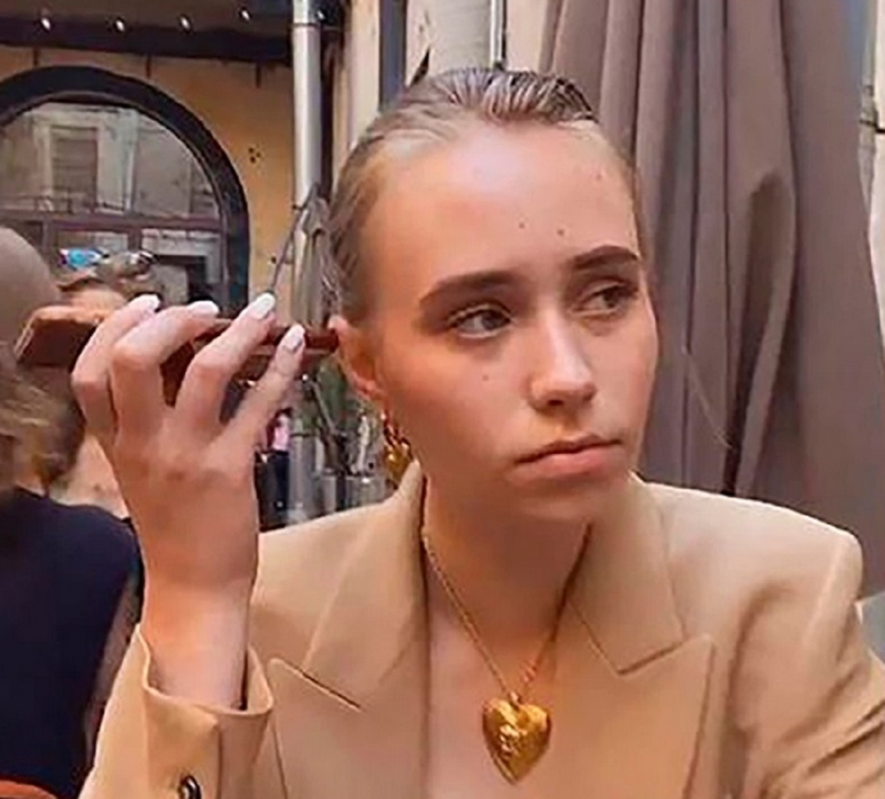 Тайната извънбрачна дъщеря на Путин купонясва за ЧРД 18 в елитен московски клуб ВИДЕО