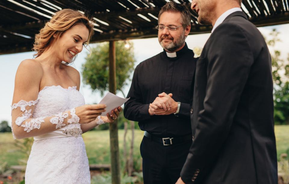 Мъст: Булка прочете съобщенията на бъдещия си съпруг до любовницата му пред олтара