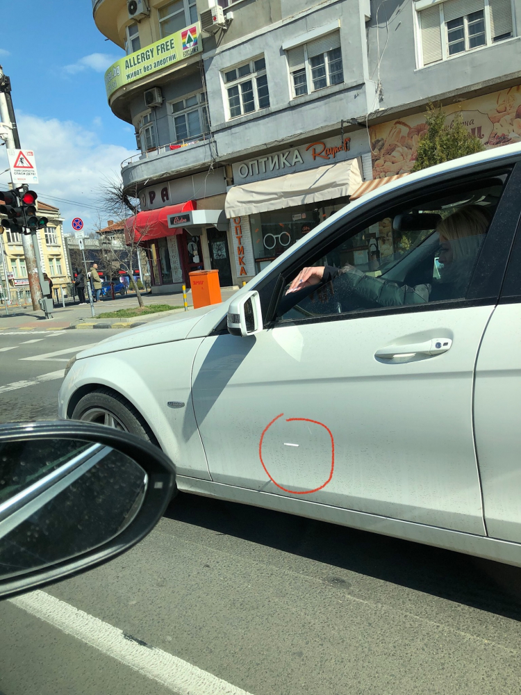 Мрежата изригна срещу млада дама с грозна изцепка в колата си във Варна СНИМКИ 