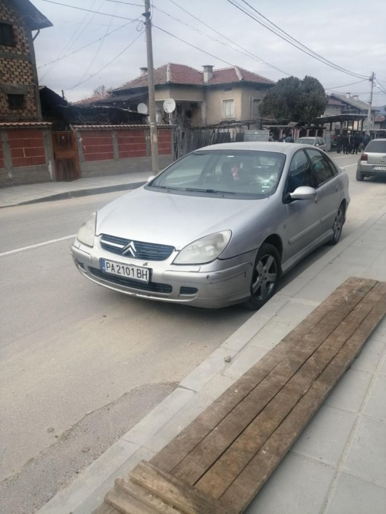 Пълен шок в Ракитово! Кон с каруца помете четири паркирани коли, а в едната... СНИМКИ