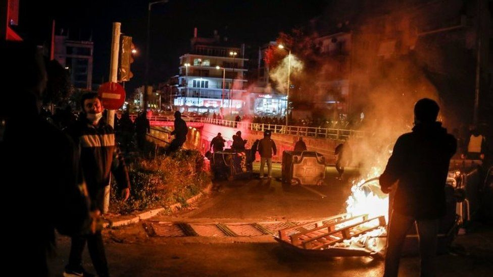 Безредици: Протестиращи пребиха зверски полицай в Гърция ВИДЕО