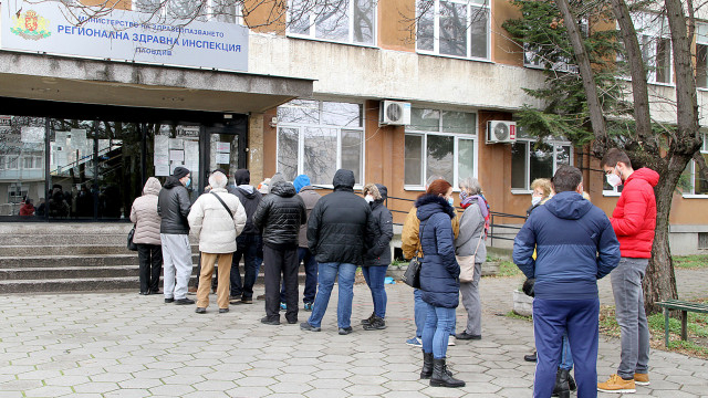 Тарикати в Пловдив: Ползват изборните комисии за ваксина без ред  