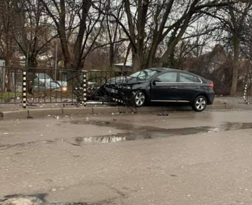 Зрелищна катастрофа в София, съпроводена от любопитни коментари СНИМКА