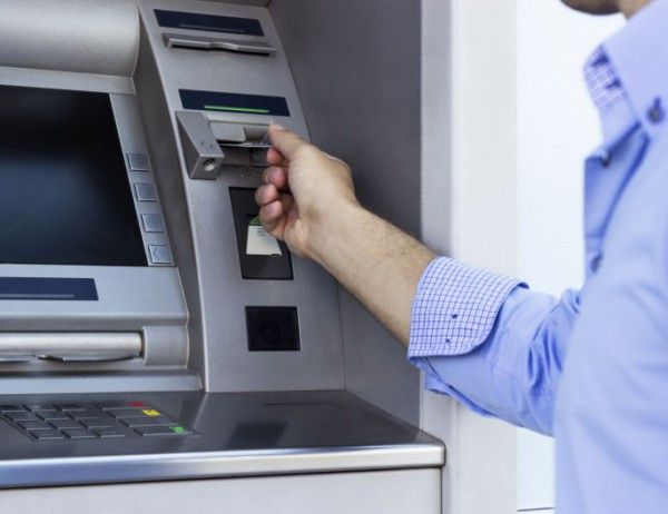 Бургазлия изтегли пари от банкомат, развръзката е куриозна