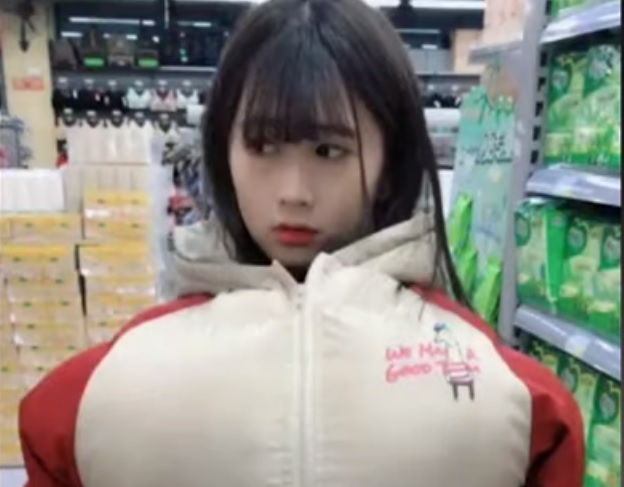 Охранител на магазин накара девойка с огромен бюст да се съблече за проверка ВИДЕО