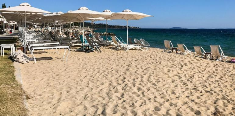 Гърция вече вади чадъри и шезлонги по плажовете 