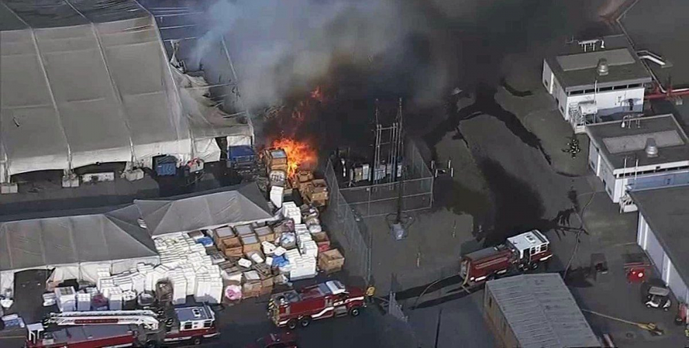 Огромен пожар избухна в завод на "Тесла" ВИДЕО