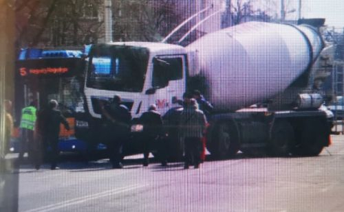 Зрелищна катастрофа между бетоновоз и тролей в София СНИМКА