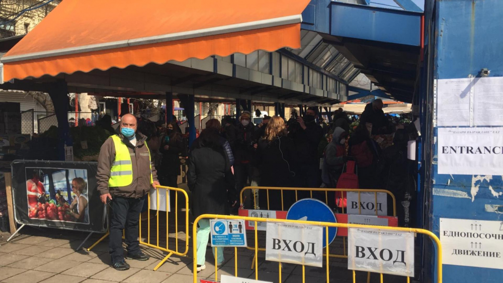 Полиция обсади Женския пазар в София, ето какво се случва СНИМКИ