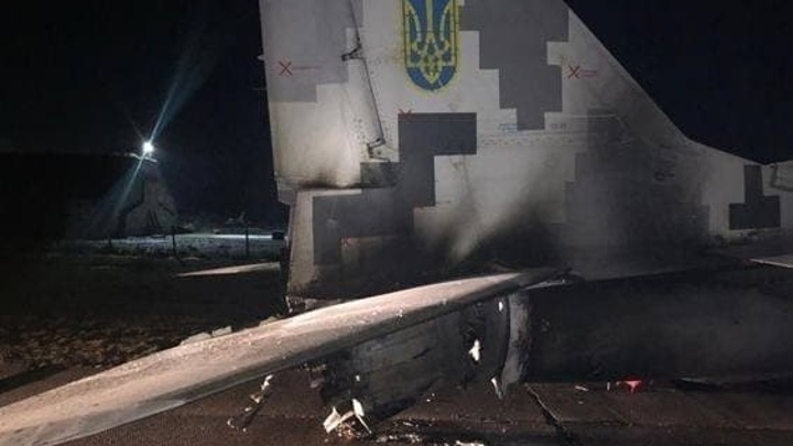 Изненадваща атака срещу ВВС на Украйна, изтребител МиГ-29 е унищожен в авиобаза до Киев ВИДЕО 