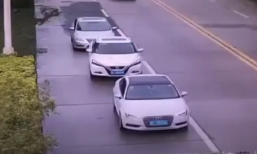 Зрелищни ВИДЕА: Опората на кран се сгромоляса върху движещо се Audi