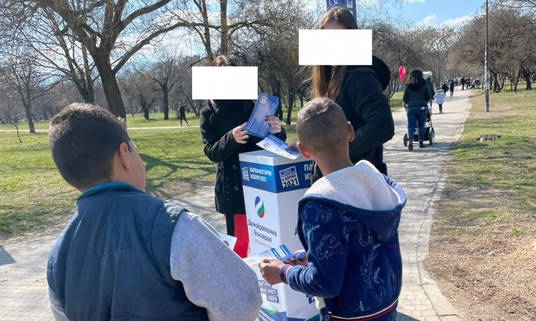 Деца агитират за партията на Христо Иванов в София, а той се припича на плажа СНИМКИ 