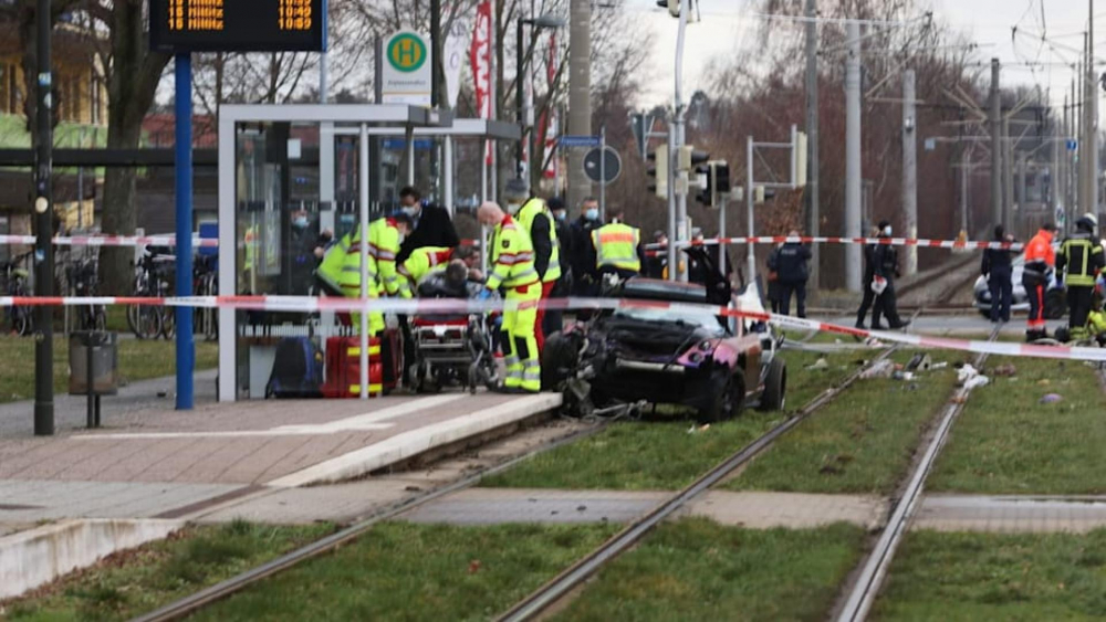 Кола се вряза в хора в Лайпциг, има жертви СНИМКИ