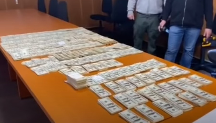 4 милиона долара и 3,6 милиона евро открити в столичен ВУЗ, ето кои са арестувани ВИДЕО