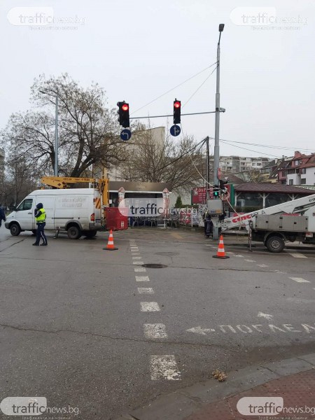 В Пловдив е страшно: Стихията гътна светофар СНИМКИ