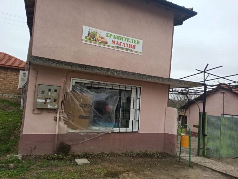 Кмет деспот от Шуменско потроши селския магазин с камиона си СНИМКИ 