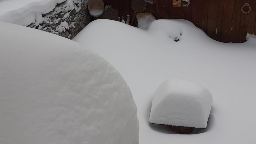 Метър сняг затрупа села в този край на България и не спира да вали СНИМКИ
