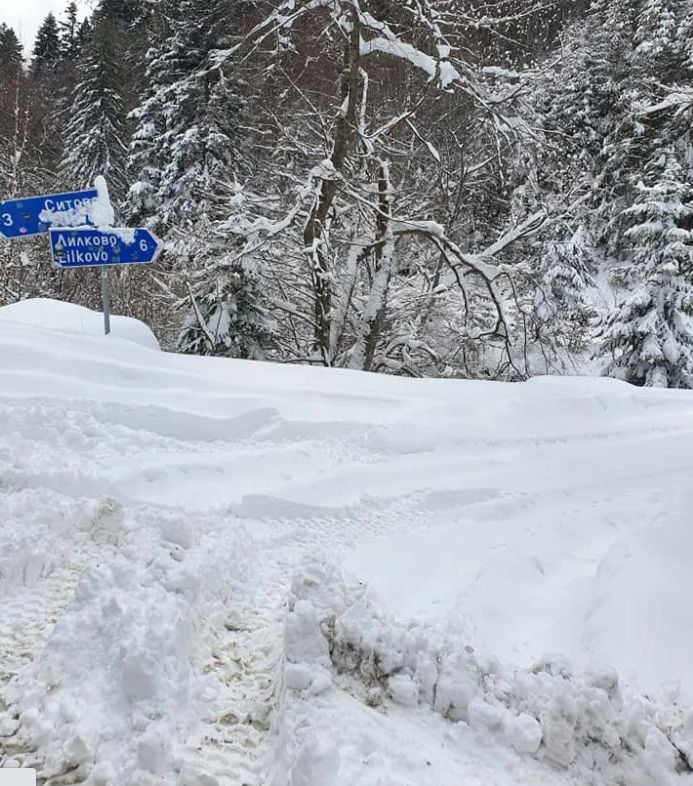 Метър сняг затрупа села в този край на България и не спира да вали СНИМКИ