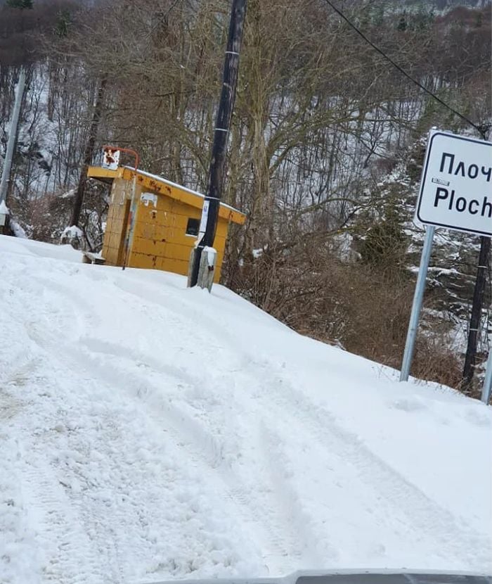 Метър сняг затрупа села в този край на България и не спира да вали СНИМКИ