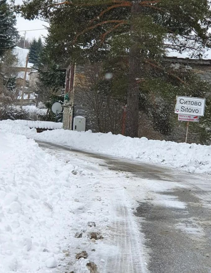 Метър сняг затрупа села в този край на България и не спира да вали СНИМКИ