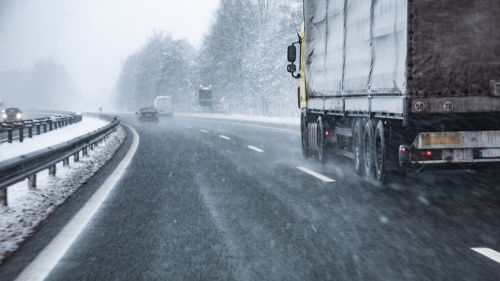 Снежен капан скова части от България - затвориха магистрала „Тракия” и...