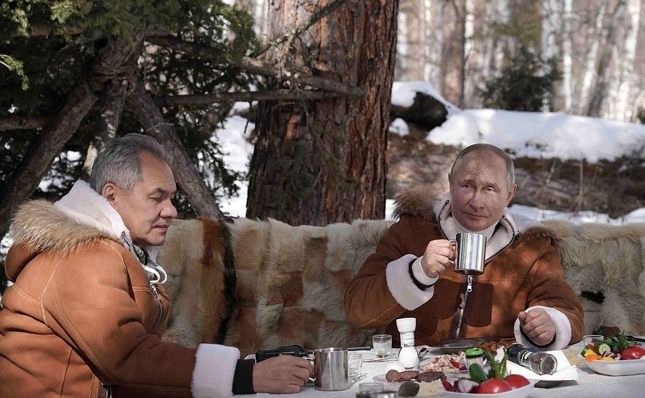 Сурови мъже: Путин и Шойгу пак бродят из тайгата СНИМКИ 
