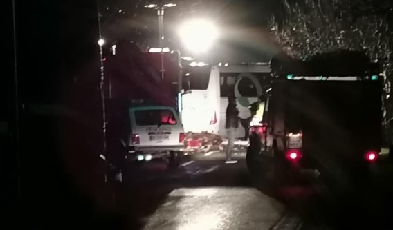 Извънредно: Трима загинали при удар между автобус и тир по пътя София - Варна СНИМКИ