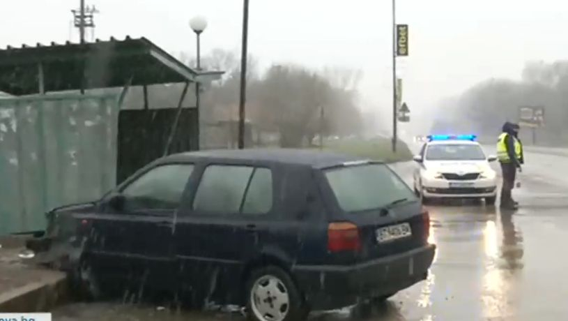 Кошмар в Горна Оряховица: 4 коли се удариха край спирка ВИДЕО