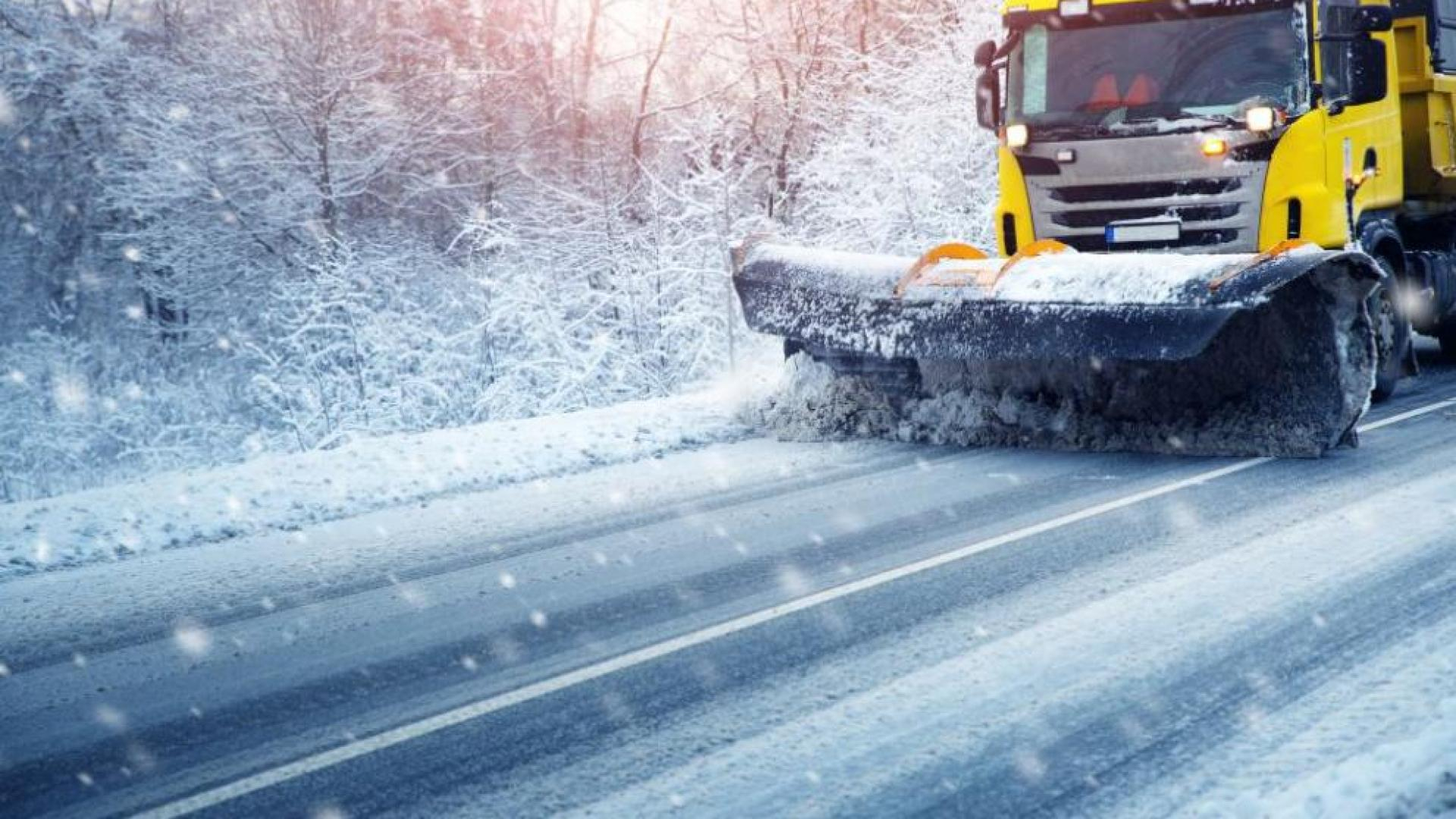 България в снежен капан: Ето къде се чистят пътища и къде има тапи ПЪЛНА ИНФОРМАЦИЯ
