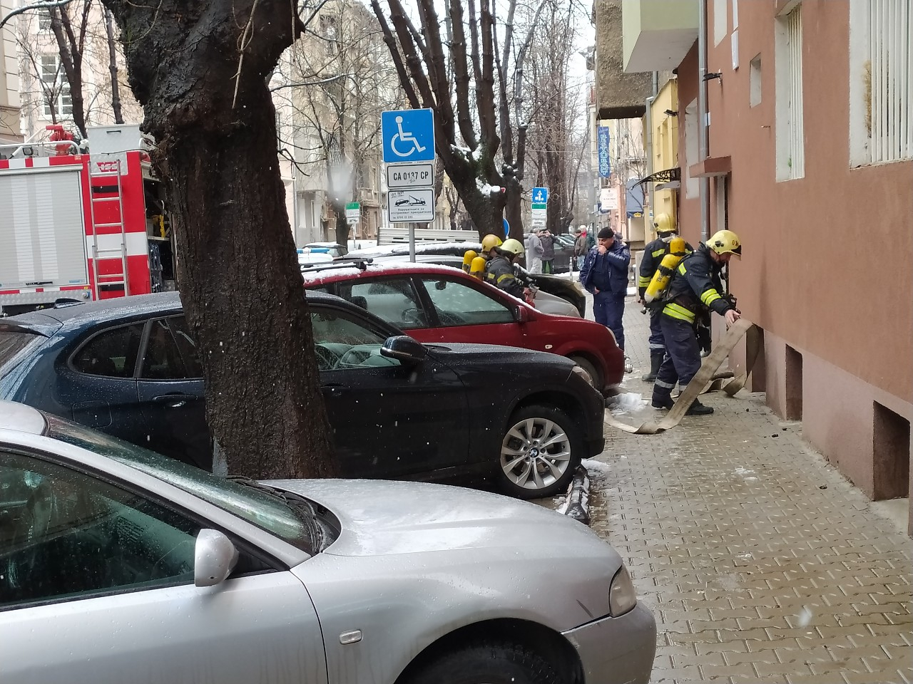 Мощен взрив разтърси сграда в Пловдив, тече евакуация 