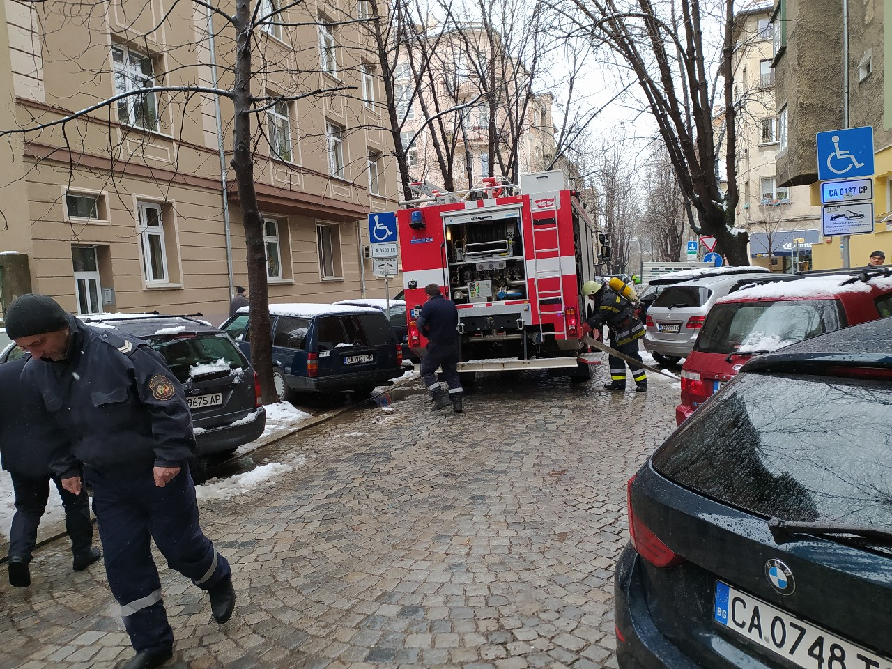 Извънредно! Пожарни, патрулки и линейки обградиха адрес в центъра на София, ето какво се случва БЛИЦ TV