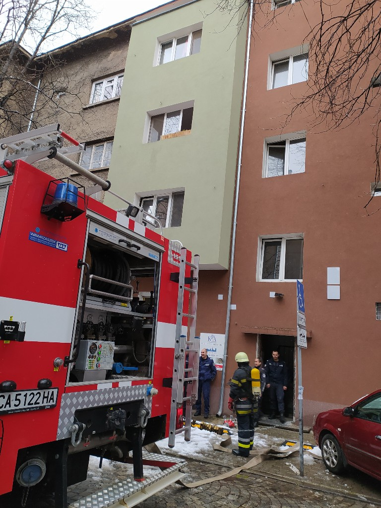 Извънредно! Пожарни, патрулки и линейки обградиха адрес в центъра на София, ето какво се случва БЛИЦ TV