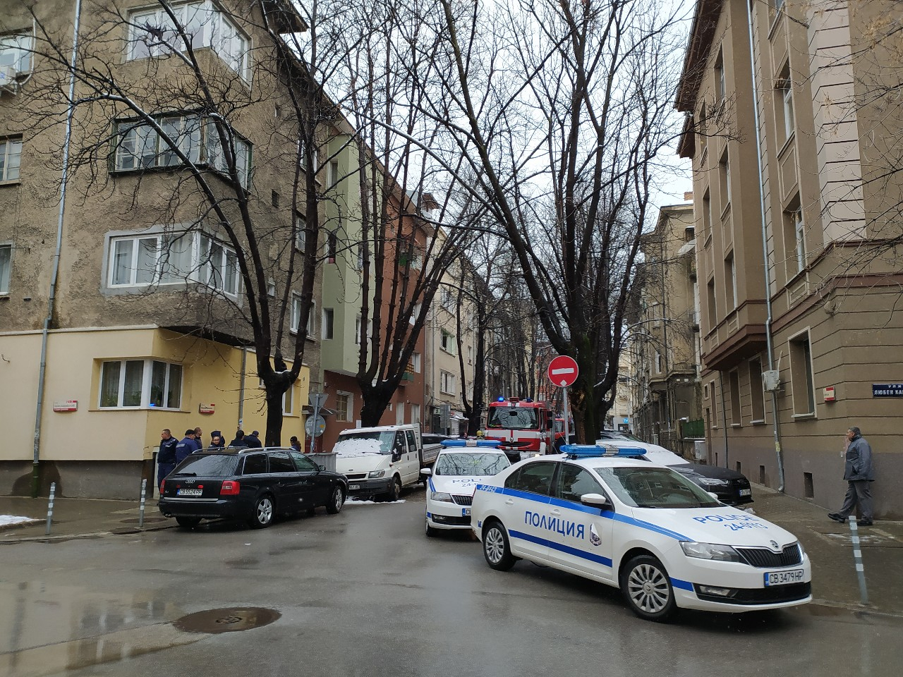 Извънредно! Пожарни, патрулки и линейки обградиха адрес в центъра на София, ето какво се случва БЛИЦ TV