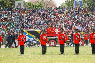 Голяма драма по време на погребението на президента на Танзания, който отричаше COVID-19