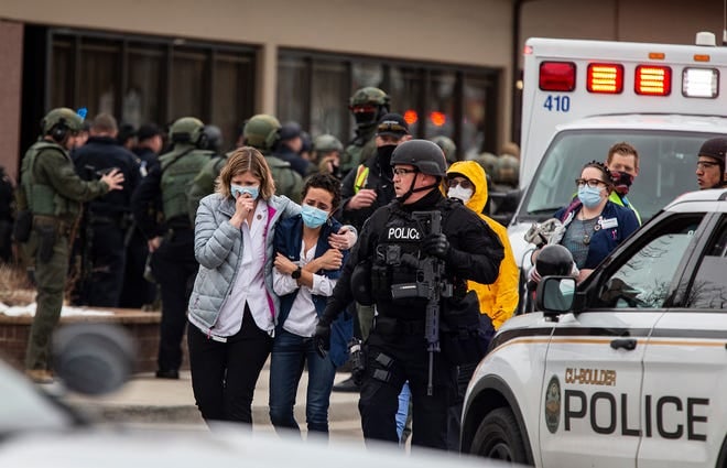 Увеличиха се жертвите след стрелбата в Колорадо ВИДЕО