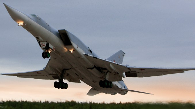 Трима руски летци загинаха при излитане на свръхзвуков бомбардировач Ту-22М3 