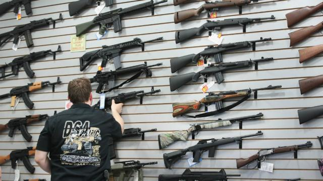 Забрана на автоматичните огнестрелни оръжия поиска Байдън