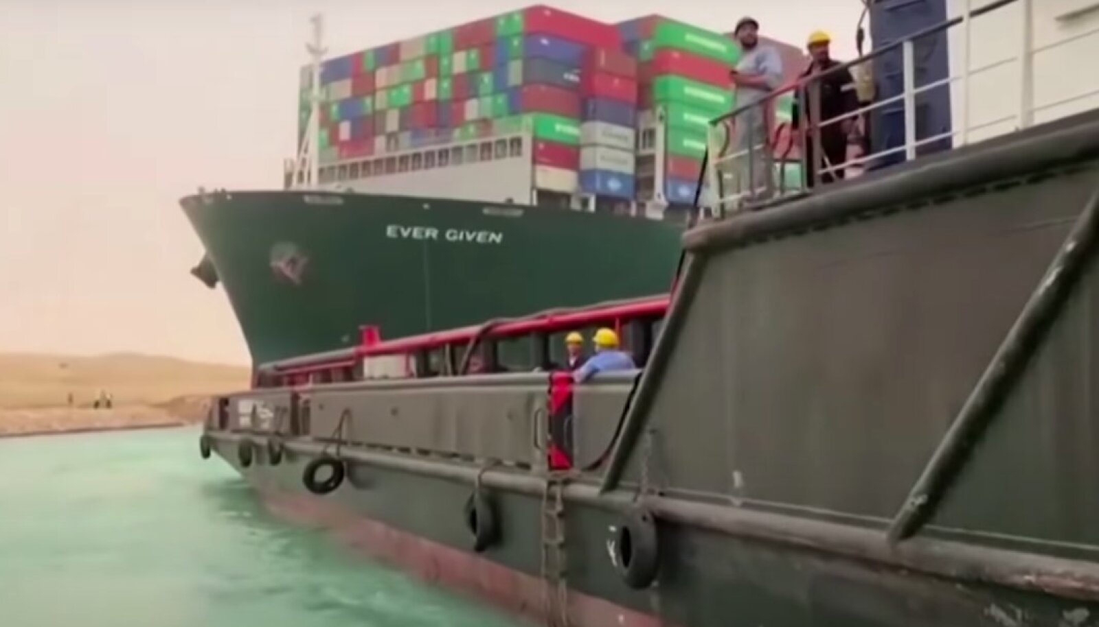 12 влекача вадят заседналия кораб в Суецкия канал СНИМКИ
