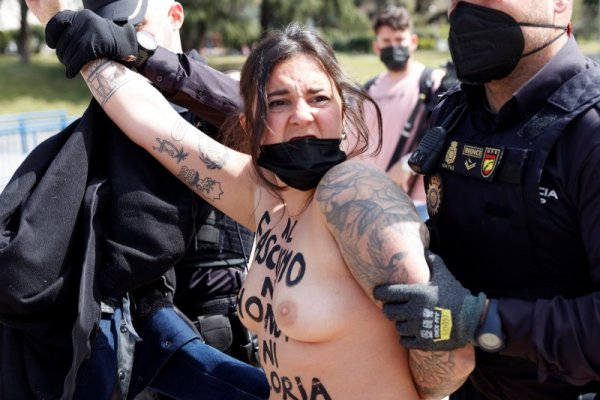 Зрелищен гол протест на ФЕМЕН в Испания СНИМКИ 18+