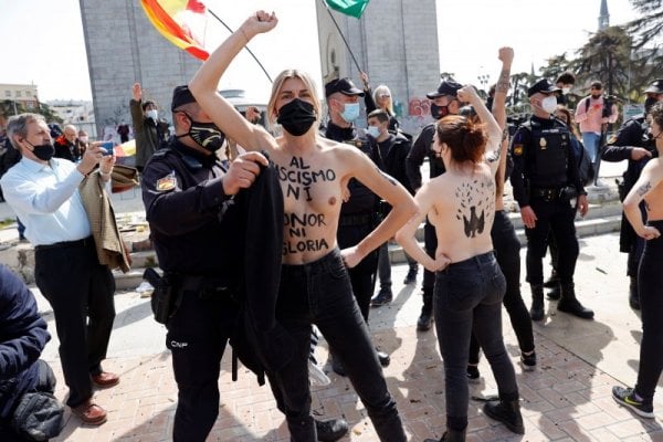 Зрелищен гол протест на ФЕМЕН в Испания СНИМКИ 18+