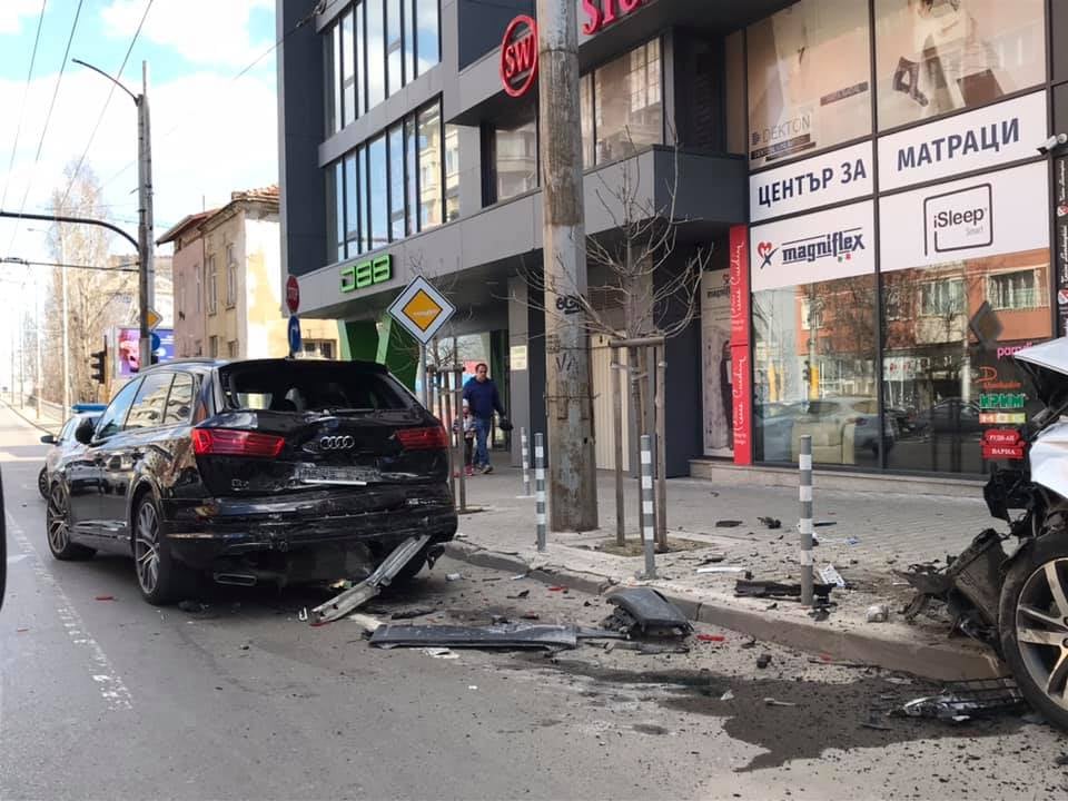 Извънредно в БЛИЦ! Адско меле с три джипа в центъра на София СНИМКИ