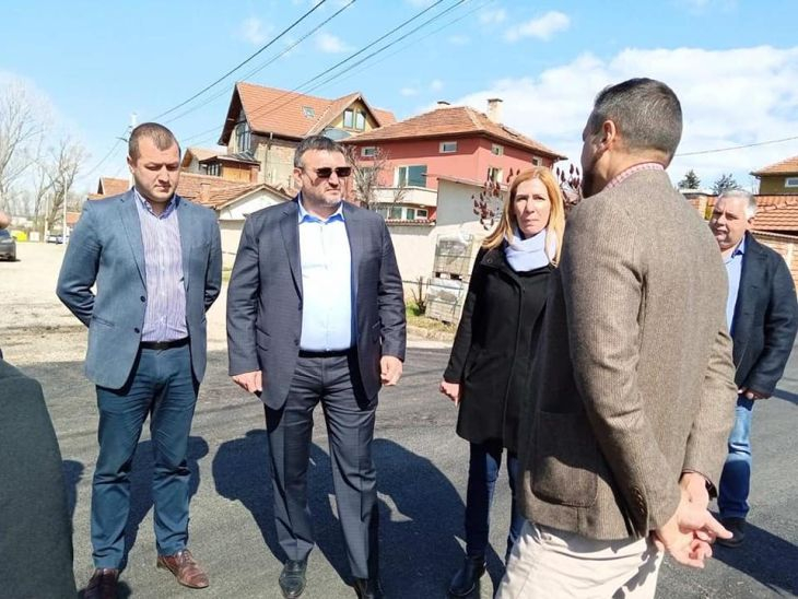 Ангелкова и Младен Маринов посетиха село Мусачево СНИМКИ