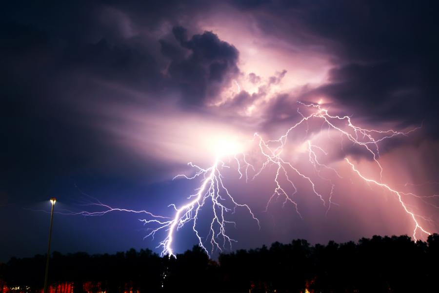 Синоптици алармират! Гръмотевични бури ще се разразят над България до часове КАРТА