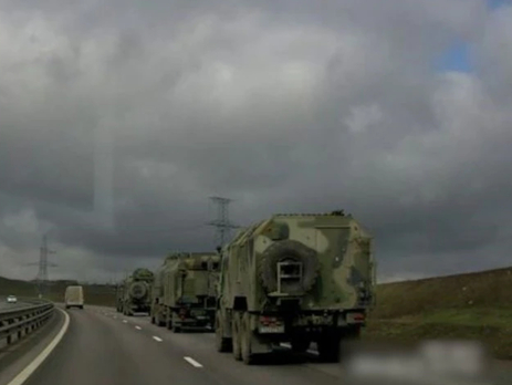 Напрежението расте: Огромни колони руска военна техника прекосяват Крим към границата с Украйна
