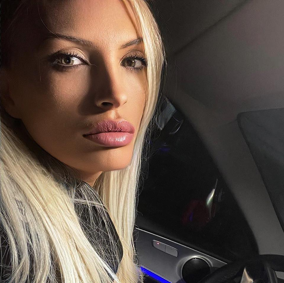 Секси блондинка от Пловдив се качи на Мерцедеса си и го пришпори с мръсна газ ВИДЕО 