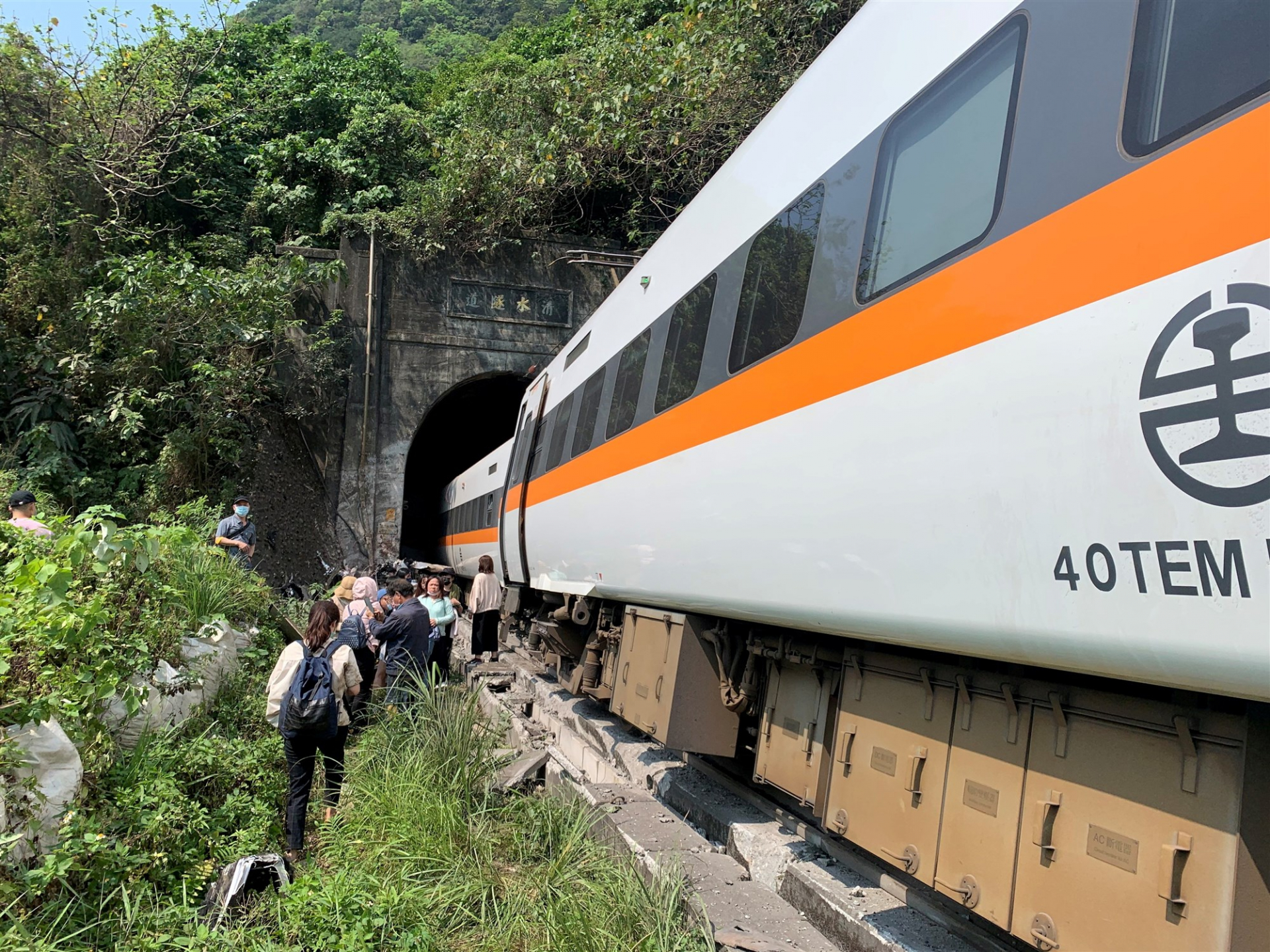 В Тайван не спират да броят труповете след влаковата катастрофа ВИДЕО