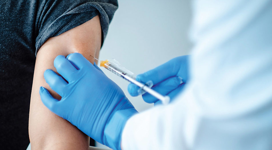 Мъж отиде да се имунизира срещу хепатит, тръгна си с ваксина срещу COVID