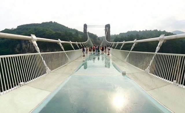 Това са най-страшните стъклени мостове в Китай